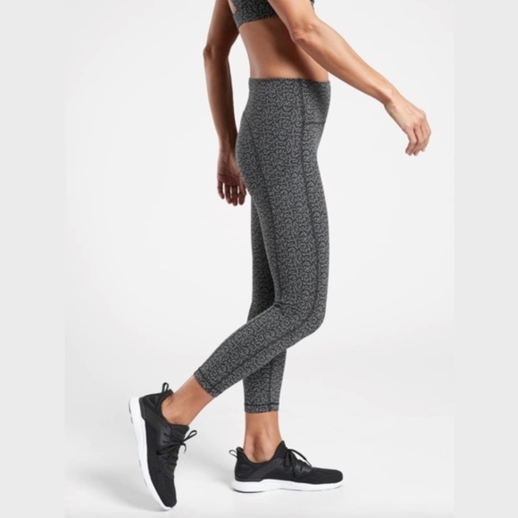 Athleta Ultimate Stash Pocket Textured 7/8 Tight - Picture 2 of 9